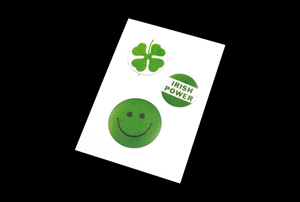 Amazon.com: Button Box: 100 Postcards: 9781616897246: Busy